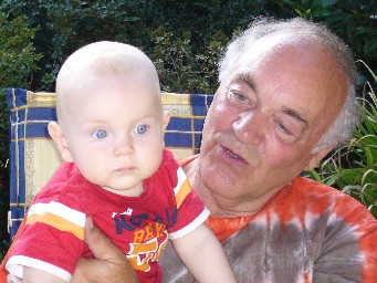 Jonathan mit Opa